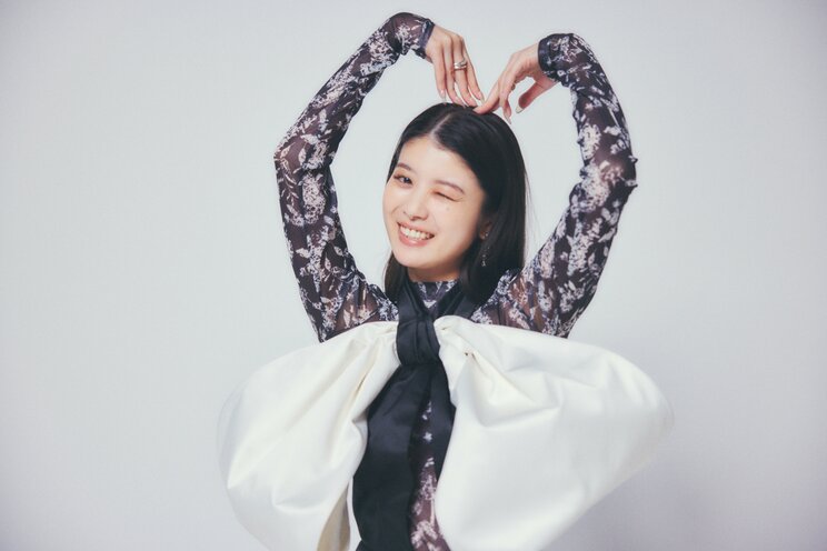 「ベッドシーンも意味のあることであれば、抵抗感はない。スタッフさんの方が大変そうでした（笑）」馬場ふみか、映画『ひとりぼっちじゃない』で官能的なヒロインを熱演！_3