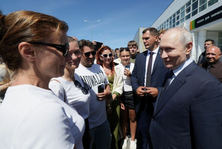 初めて択捉島に上陸したプーチン大統領（写真／共同通信社）