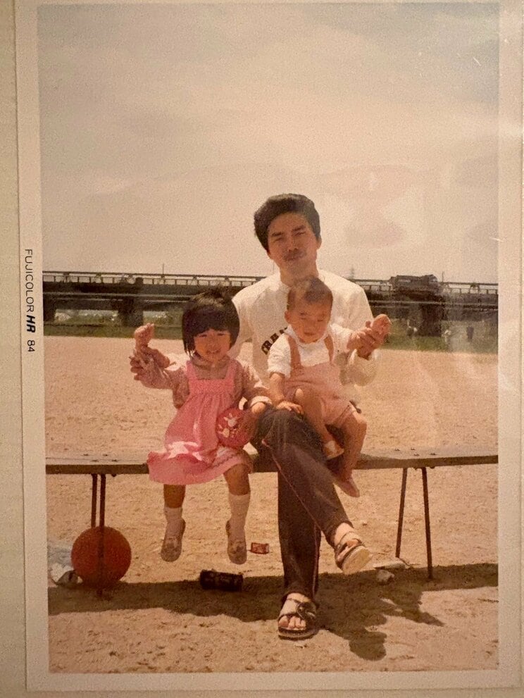 父と幼少期のフジコちゃん姉妹（写真／本人提供）