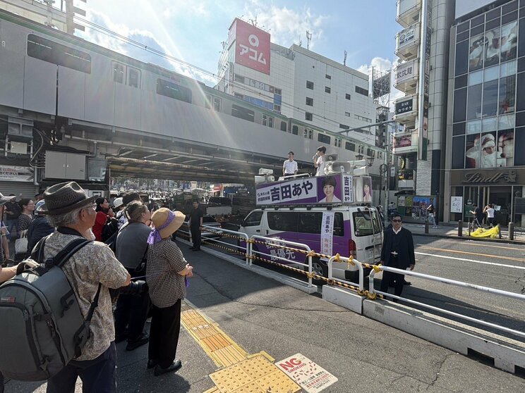 演説を聞く最前列は年配の方が目立つ（撮影／集英社オンライン）