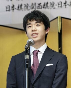 〈祝・史上初八冠達成!〉「研修会入会当初はぽっちゃりした小柄な子でした」藤井八冠の偉業への道のり。詰将棋が大得意で「序盤中盤は大したことないのに終盤めちゃくちゃ強かった」