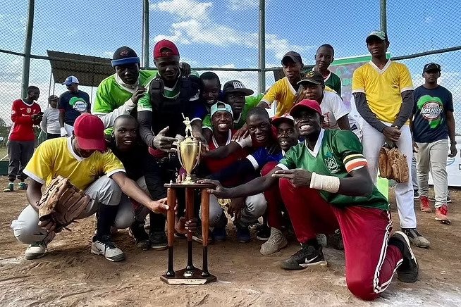 2023年８月に行われた第１回ケニア甲子園大会で優勝したオリンピック高校。同年1月に行なわれたU-18野球ワールドカップ アフリカ予選でケニア代表チームのキャプテンを務めたオスカーくんは、この大会で投打に活躍しMVPを獲得（写真提供／J-ABS）