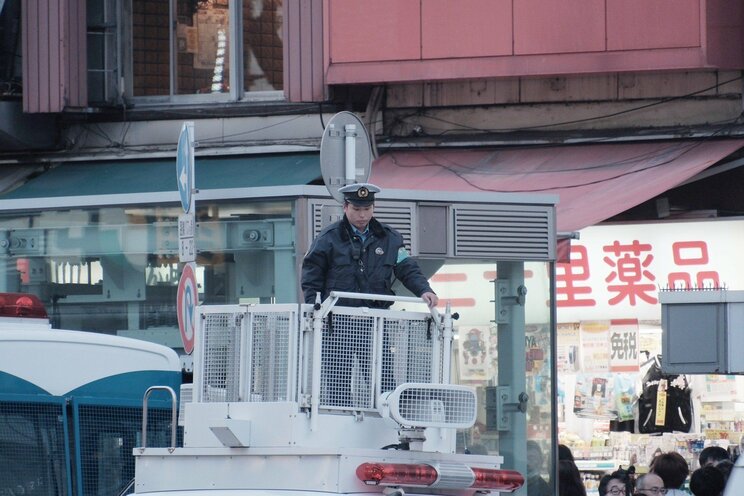 〈2023ハロウィーン〉渋谷の街から仮装・バカ騒ぎする若者が消えた！「（コスプレ）ダメだよダメ、ダメ～」警察官に注意された黒ひげ危機一髪男は段ボールを自ら破壊。ハチ公出口も喫煙所も閉鎖…渋谷区が本気だしてきた！_18