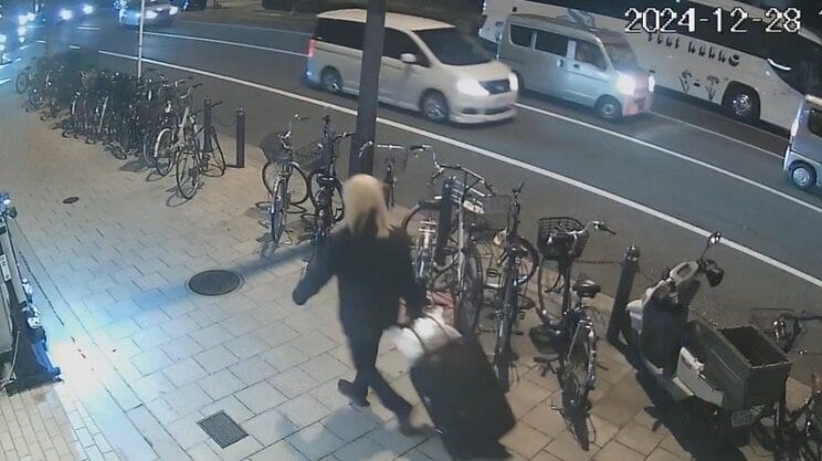 防犯カメラに映る、大木容疑者と思われる金髪の人物