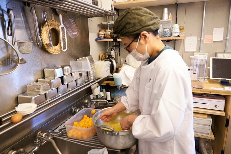 卵黄の醤油漬けを仕込む樋山さん