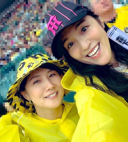 球場で観戦する中江さん（左）と牛窪さん（写真／本人提供）