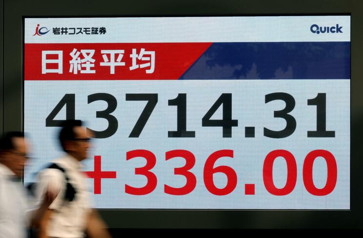８月19日、取引時間中の最高値を塗り替えた日経平均株価（写真／共同通信社）