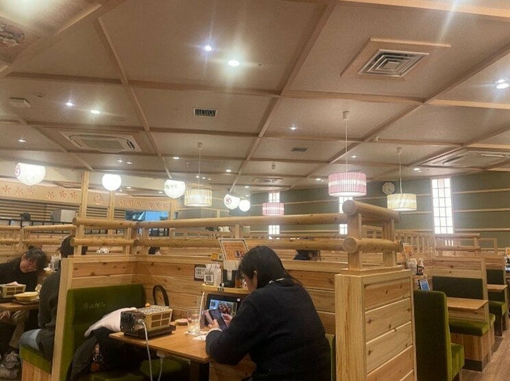 店員さんに案内され、着席