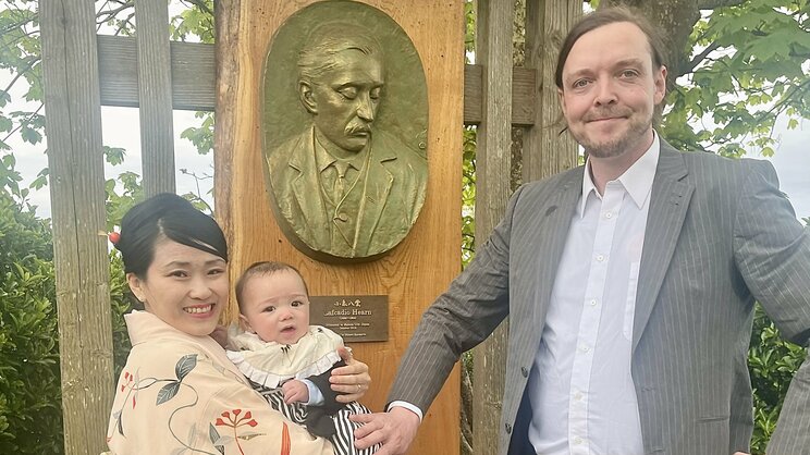 アイルランド・トラモアにある、小泉八雲の名を冠した「ラフカディオ・ハーン庭園」での家族写真。今年３月には第二子も出産