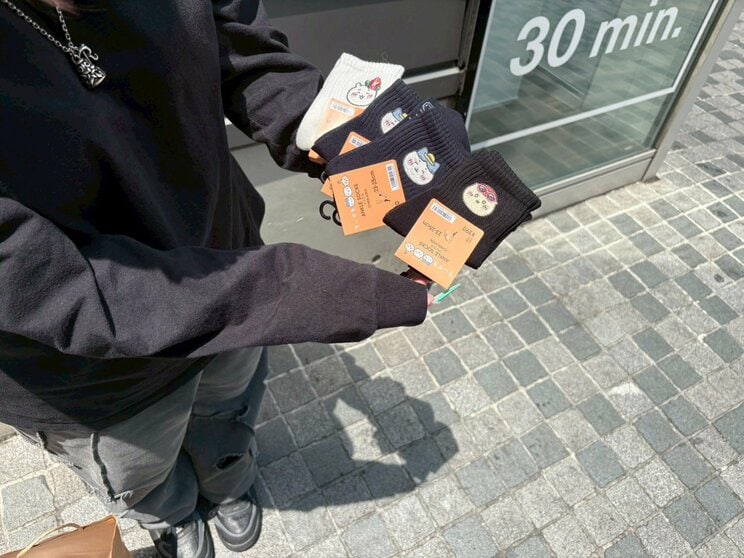 無事にお目当ての商品を購入できた女性（写真／集英社オンライン）