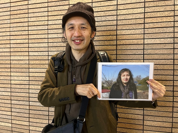 ひきこもりから立ち直った直後の写真を見せてくれた瀧本さん