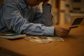 日本の相対的貧困率は先進国で最悪の15.4%「一億総中流社会」が崩壊し「身分社会」に逆戻りした“近未来の日本”で確実に起こること