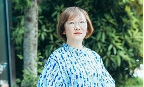 「私はあなたを見ている」、その視線を感じるだけで救われる人がいる『給水塔から見た虹は』窪 美澄 インタビュー