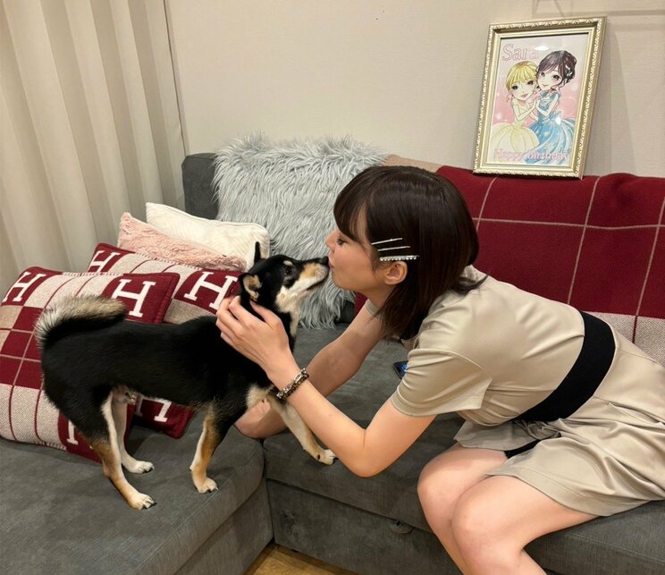 普段、家では愛犬の家康くんと戯れているとのことだ（撮影／集英社オンライン）