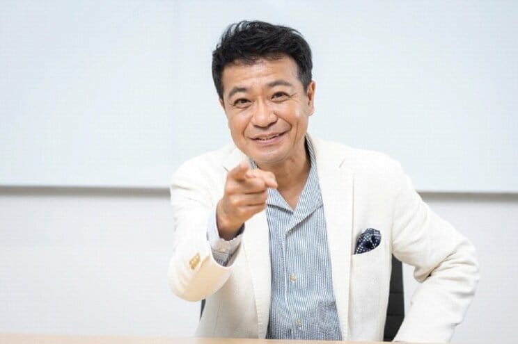 かつて司会を務めた『タイムショック』（テレビ朝日系）の決めポーズをしてくれた中山秀征　撮影／齋藤周造