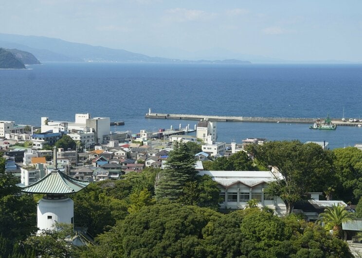伊東市役所から見る伊東市街と相模湾(撮影／集英社オンライン)