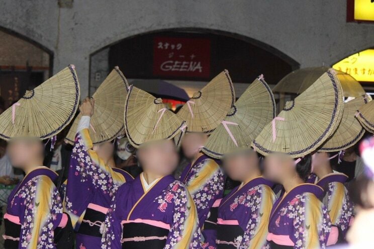 華やかな衣装を着ていた阿波おどりの連。高円寺の通りを彩っていた（撮影／集英社オンライン）