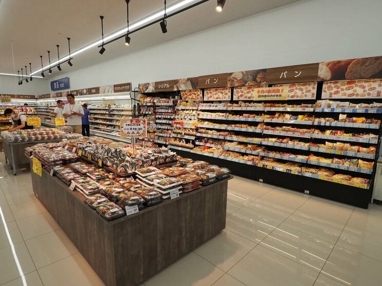 「ウエルシア」の食品強化型店舗（写真／ウエルシア薬局株式会社）