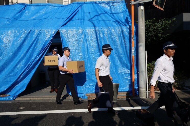 谷本容疑者の部屋の家宅捜査を終えて出てくる県警（撮影／集英社オンライン） 
