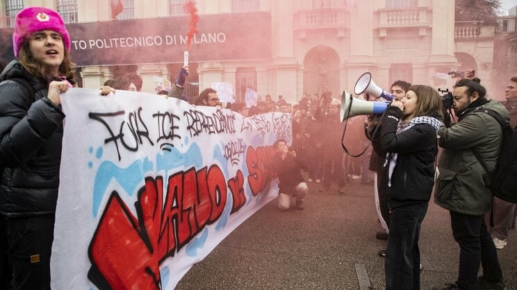 イタリア・ミラノのレオナルド・ダ・ヴィンチ広場で行われたICE（米国移民・関税執行局）の存在に反対するデモ(写真／共同通信社）