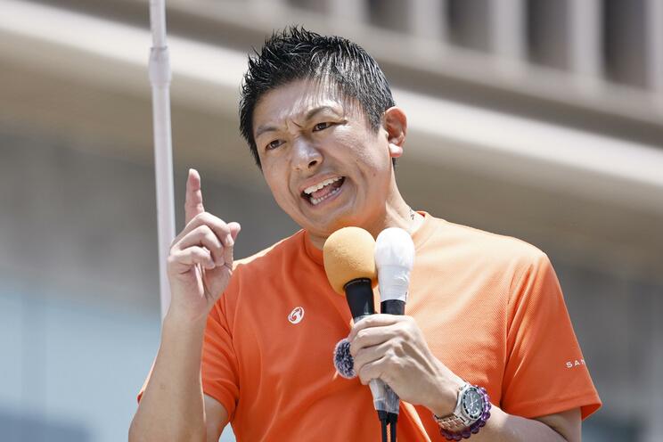 演説する参政党の神谷代表（写真／共同通信社）