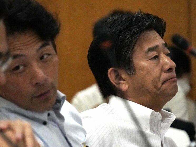 昨年7月19日、兵庫県議会百条委に出席した当時委員の増山誠（左）、岸口実の両県議（撮影／集英社オンライン）