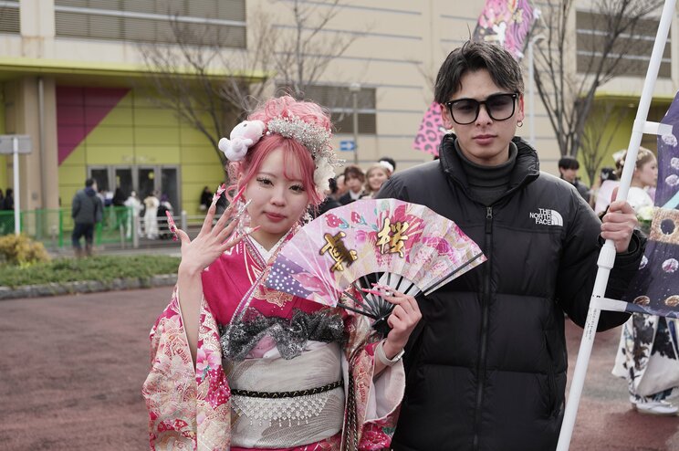 2つ上の彼氏さんと参加した真桜さん（20）。「2年前には彼氏の二十歳も会場で祝いました」北九州市二十歳の記念式典にて　写真／篠原祐介