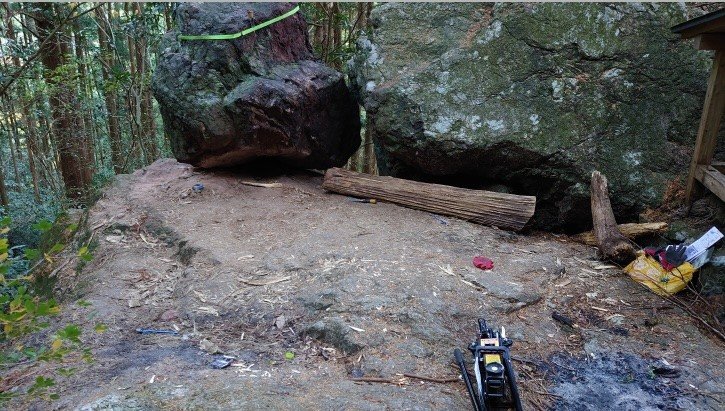 被害にあった直後の「ゴトゴト石」の写真。石は傾き周辺にジャッキ、軍手、ゴミが放置されていたという（土佐山地域振興課提供）