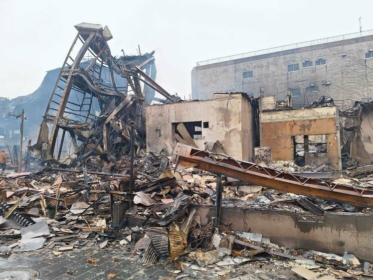 「離れろっ！」余震のなか響く消防隊員の叫び…焼け野原となった町、倒壊した建物、塞がれた道…能登半島地震の爪痕〈迫る“発生から72時間”と決死の救助活動〉_25