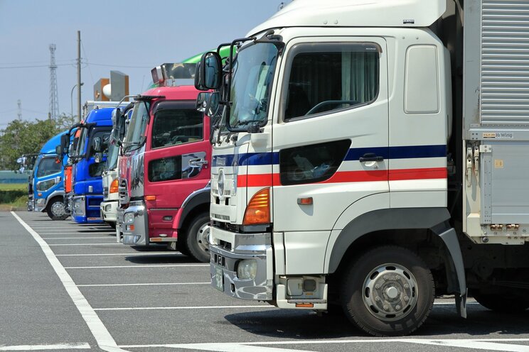 〈トラック業界の悲鳴〉「募集しても70代」「全盛期から手取り20〜30万円減った」中小運送会社で深刻化する人手不足…「もっと働いて稼ぎたい」30代ドライバーが語るジレンマ_11