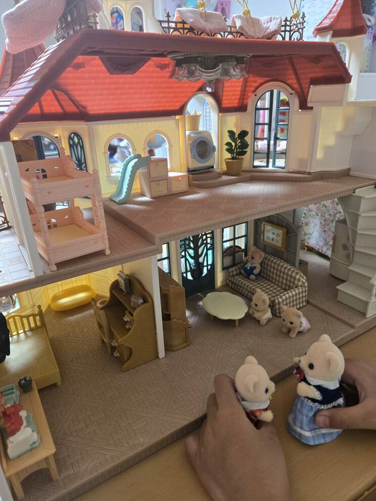 赤い屋根を象徴とするお家はシルバニア発売当初から人気（撮影／集英社オンライン）