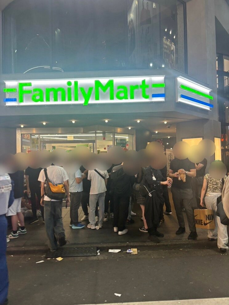 22時台のセンター街のコンビニ前には多くの外国人観光客の姿が（写真／集英社オンライン）