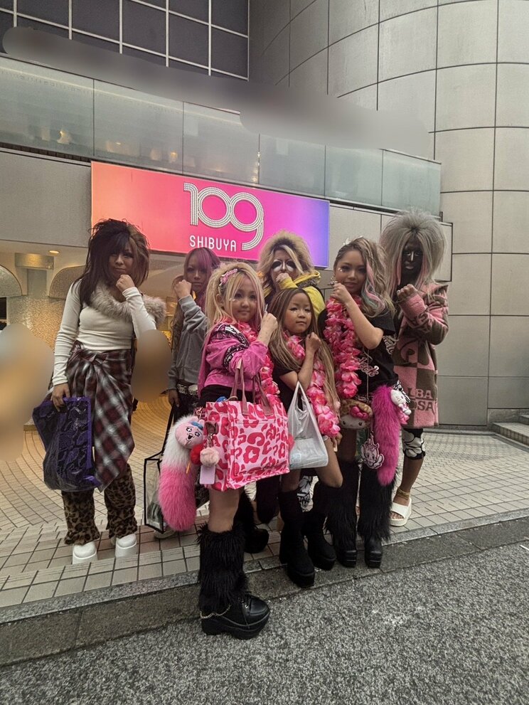 “アンジェリークポーズ”で記念撮影するメンバー（写真／集英社オンライン）