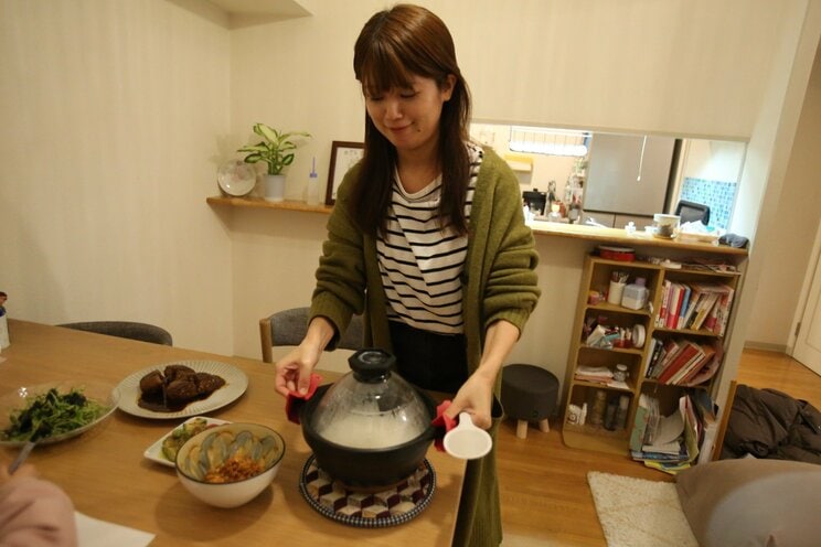 〈写真多数〉令和の炎上クイーン小林礼奈はなぜ叩かれるのか？「人気お笑い芸人とのコロナ離婚」「ラーメン店退店騒動」…世間を騒がせた小林が1日密着ルポで見せた母の顔_15