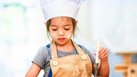 冷凍庫を使わずにアイスが完成? 自由研究におすすめの実験レシピ3