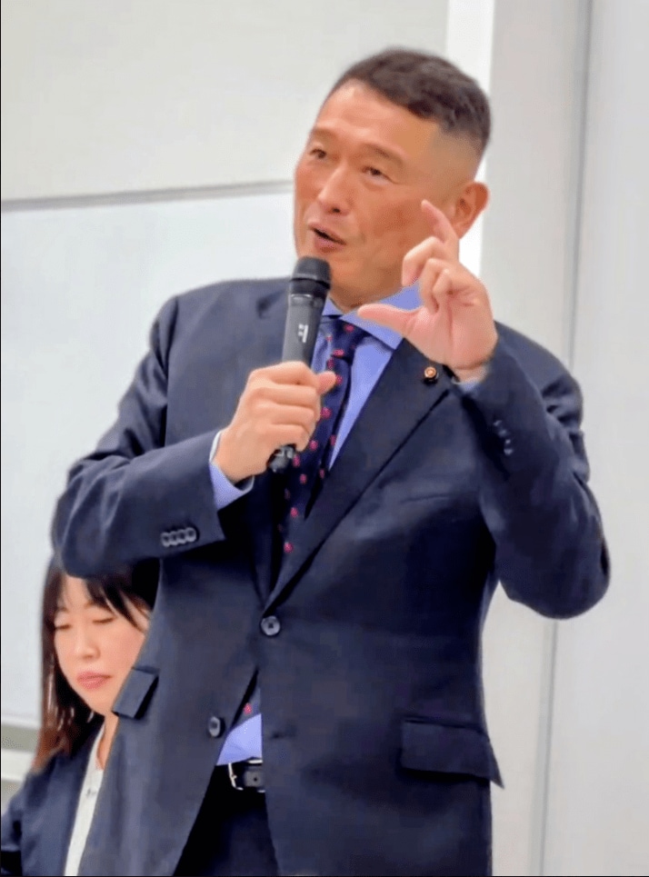 聴衆の前で話をする西尾さん（写真／公式Xより）