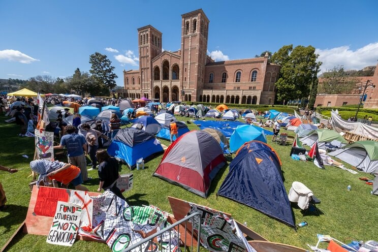 2024年4月26日金曜日、ロサンゼルスのカリフォルニア大学ロサンゼルス(UCLA)の野営地に集まった親パレスチナの抗議者たち　写真／shutterstock