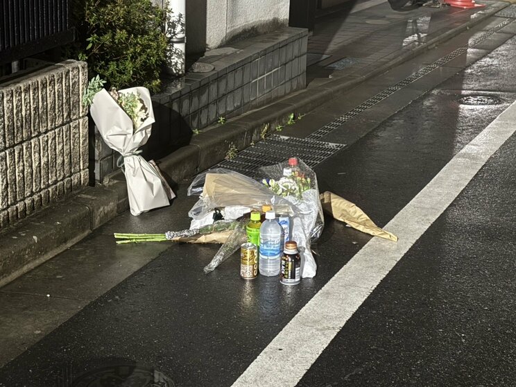 事件現場に供えられた花（写真／集英社オンライン）