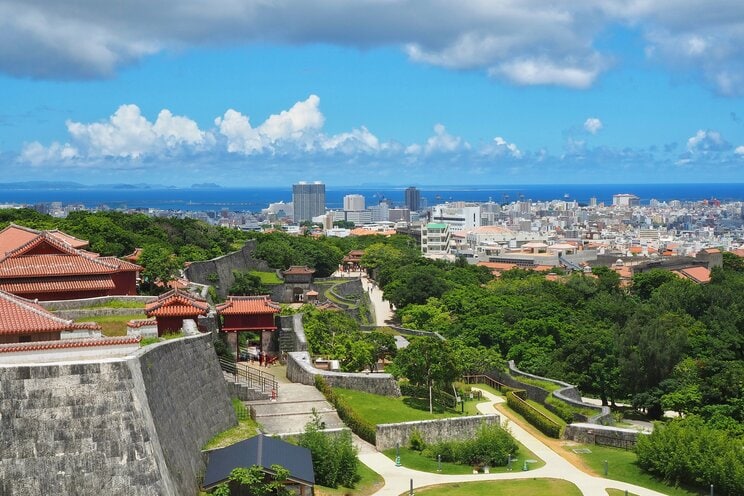 2019年に焼失してしまう前の首里城　街並みと海が気持ちよく広がっている