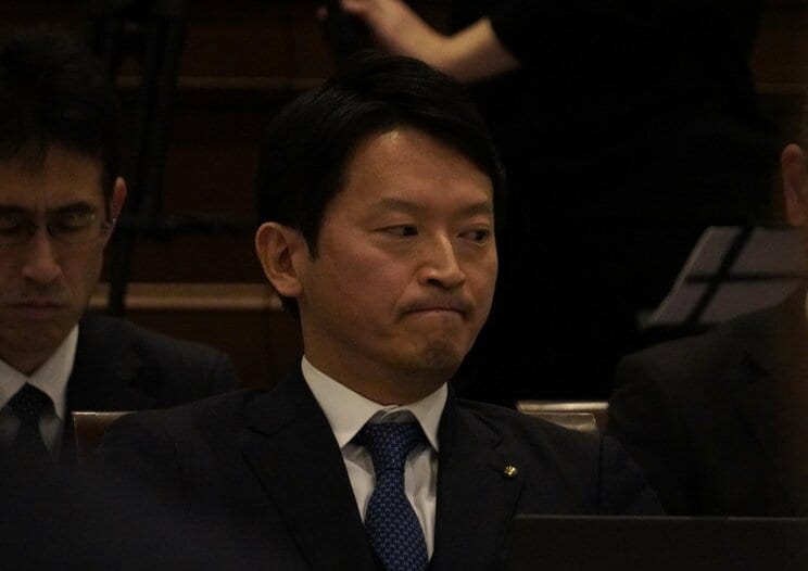 ３月５日、兵庫県議会本会議で顔をしかめる斎藤元彦知事（撮影／集英社オンライン）