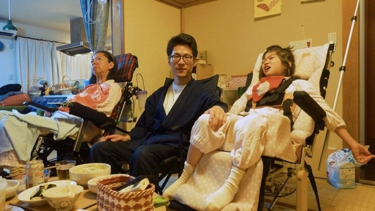 貴弘さん、明里さん、朝咲ちゃん3人での食卓（写真提供／一般社団法人ジャパンバリアフリープロジェクト『964万7千分の一』YouTubeチャンネル）