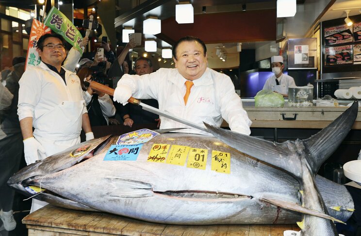 2026年のマグロ初競りで、史上最高額となる5億1030万円の値が付いた一番マグロ。落札したのは、すしチェーン「すしざんまい」を展開する喜代村（写真／共同通信社）