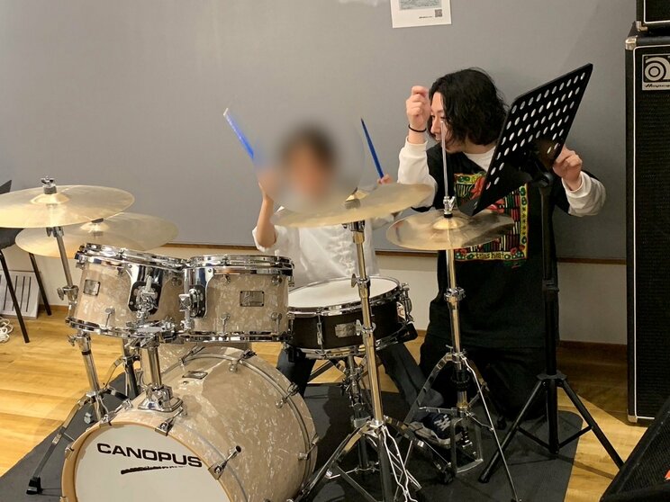 ドラムを楽しむ小学生の生徒（写真／滝川氏提供）