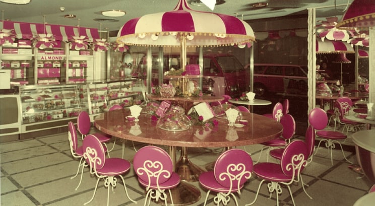 「待ち合わせはアマンドで」―時代を越えて愛されるピンクの喫茶店の魅力_3