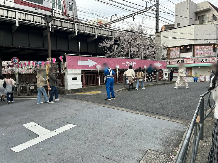 橋には警備員が常駐