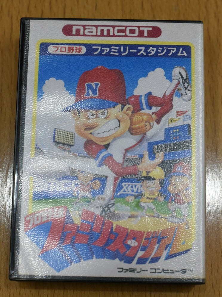 プロトタイプはプログラミングだけでなく、グラフィックなどもすべて岸本さんひとりで制作。当初は『ファインプレイ』というタイトルだったが、家族で遊べるナムコの「ファミリーシリーズ」の第一作として『プロ野球ファミリースタジアム』に改題