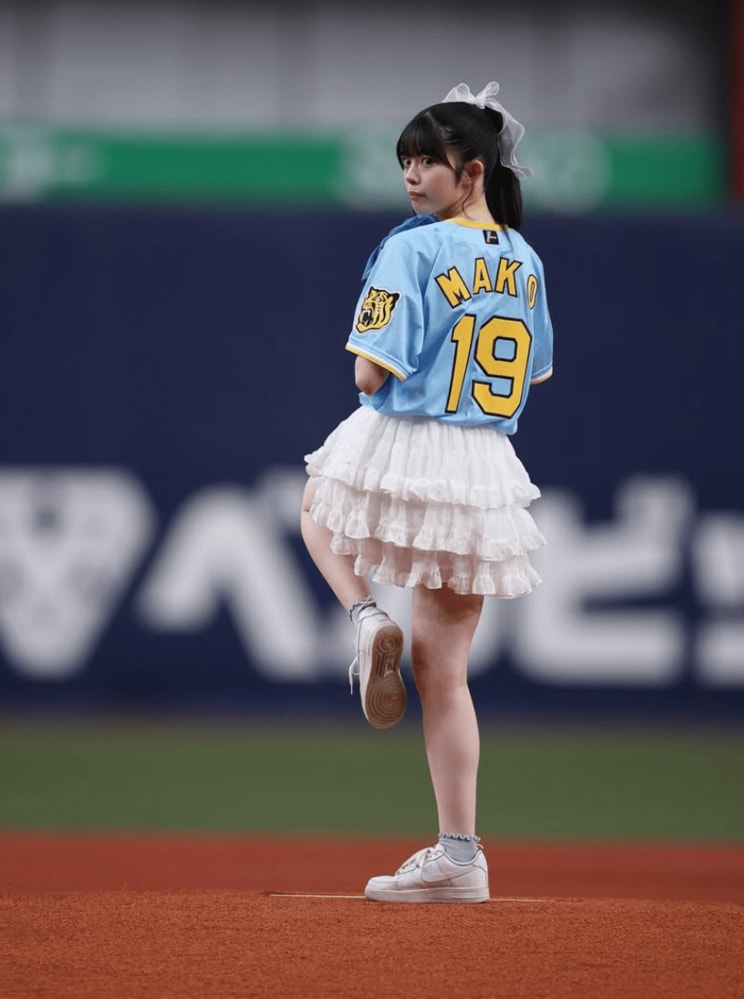 NMB48の坂下真心の始球式（写真／本人Instagramより）