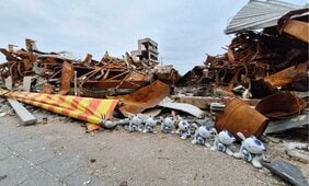 〈能登半島地震から4カ月〉倒壊した家屋の前に並べられた猫の置物の理由、ガレキに供えられた花…家も職も失った酒屋店主は「最近1番うれしかったことは仮設住宅に入れたこと」