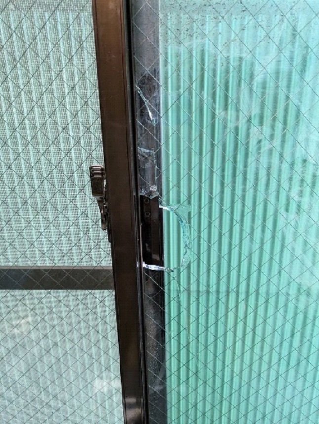 割られた窓ガラス、だが県警は…（写真／親族提供）