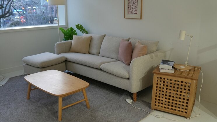 season3のEP2に登場するスキンシップシーンを撮影したソファでも名場面が生まれた